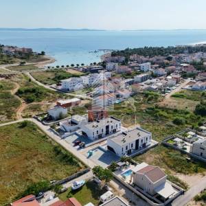 Dvoetažna kuća s vrtom i 3 sobe, 450 m od mora – Privlaka