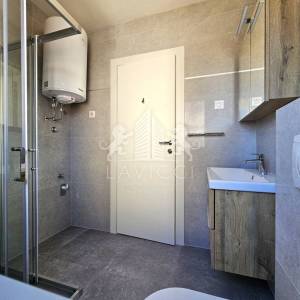 Dvoetažni apartman s krovnom terasom i pogledom na more - Petrčane