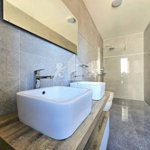 Dvoetažni apartman s krovnom terasom i pogledom na more - Petrčane