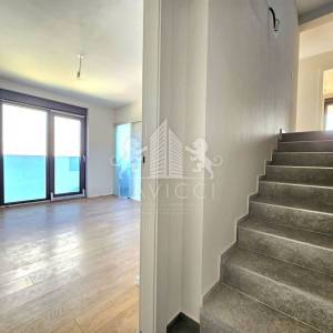 Dvoetažni apartman s krovnom terasom i pogledom na more - Petrčane