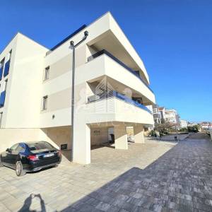 Dvoetažni apartman s krovnom terasom i pogledom na more - Petrčane