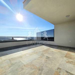 Dvoetažni apartman s krovnom terasom i pogledom na more - Petrčane