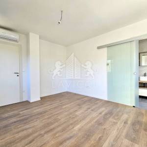 Dvoetažni apartman s krovnom terasom i pogledom na more - Petrčane