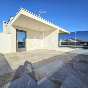 Dvoetažni apartman s krovnom terasom i pogledom na more - Petrčane