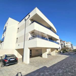 Dvoetažni apartman s krovnom terasom i pogledom na more - Petrčane