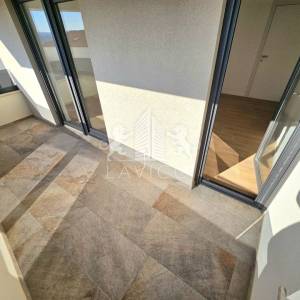 Dvoetažni apartman s krovnom terasom i pogledom na more - Petrčane