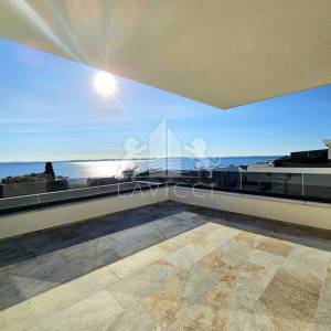 Dvoetažni apartman s krovnom terasom i pogledom na more - Petrčane