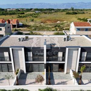 Dvoetažni apartman s vrtom i 3 sobe, 450 m od mora – Privlaka