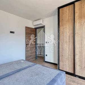 Dvoetažni apartman s vrtom i 3 sobe, 450 m od mora – Privlaka