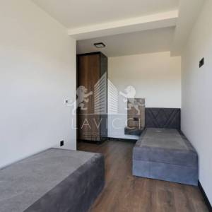 Dvoetažni apartman s vrtom i 3 sobe, 450 m od mora – Privlaka