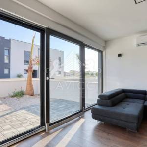 Dvoetažni apartman s vrtom i 3 sobe, 450 m od mora – Privlaka