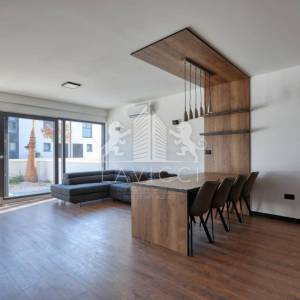 Dvoetažni apartman s vrtom i 3 sobe, 450 m od mora – Privlaka