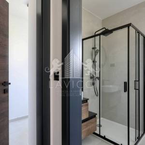 Dvoetažni apartman s vrtom i 3 sobe, 450 m od mora – Privlaka