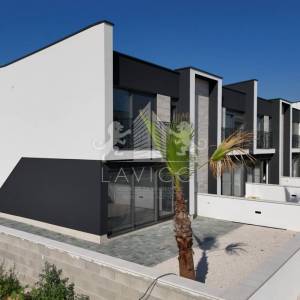 Dvoetažni apartman s vrtom i 3 sobe, 450 m od mora – Privlaka