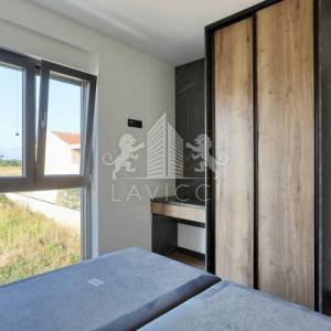 Dvoetažni apartman s vrtom i 3 sobe, 450 m od mora – Privlaka