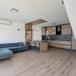 Dvoetažni apartman s vrtom i 3 sobe, 450 m od mora – Privlaka