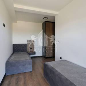 Dvoetažni apartman s vrtom i 3 sobe, 450 m od mora – Privlaka