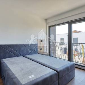 Dvoetažni apartman s vrtom i 3 sobe, 450 m od mora – Privlaka