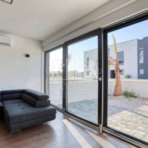 Dvoetažni apartman s vrtom i 3 sobe, 450 m od mora – Privlaka