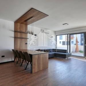 Dvoetažni apartman s vrtom i 3 sobe, 450 m od mora – Privlaka