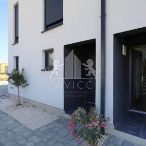 Dvoetažni apartman s vrtom i 3 sobe, 450 m od mora – Privlaka