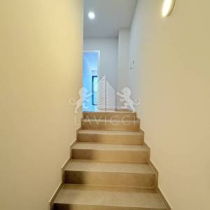 Dvoetažni apartman s vrtom, 1. red do mora - Privlaka