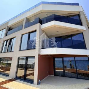 Dvoetažni apartman s vrtom, 1. red do mora - Privlaka