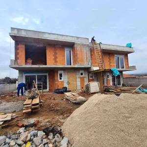 Dvoetažni stan s dvorištem – Barbariga