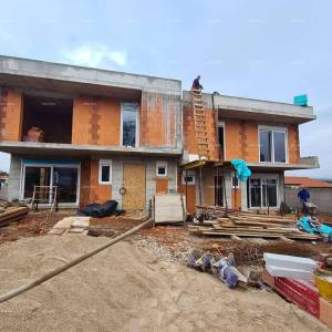 Dvoetažni stan s dvorištem – Barbariga