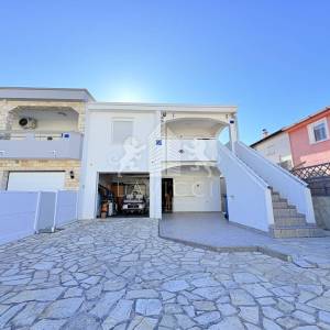 Dvojna kuća s 2 uređena apartmana - Vir, Zadar