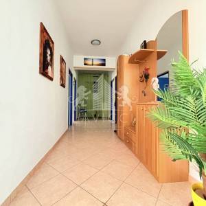 Dvojna kuća s 3 stana i garažom - Ričine, Zadar