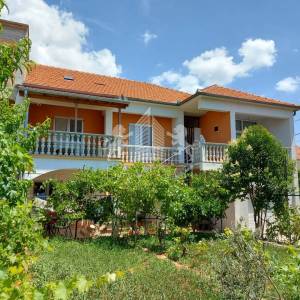 Dvojna kuća s 3 stana i garažom - Ričine, Zadar