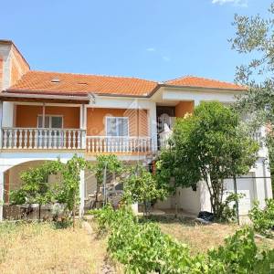 Dvojna kuća s 3 stana i garažom - Ričine, Zadar