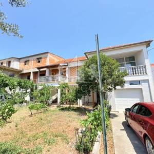 Dvojna kuća s 3 stana i garažom - Ričine, Zadar