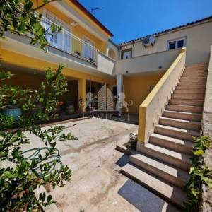 Dvojna kuća u centru Petrčana - 100 m od mora, Zadarska županija