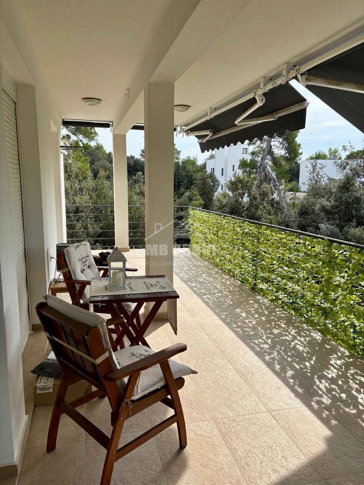 DVOSOBAN APARTMAN - VRT I 2 PARKIRNA MJESTA, 150 M OD PLAŽE, PETRČANE