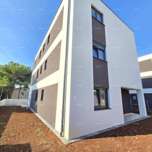 Dvosoban stan s vrtom u blizini mora. MEDULIN.