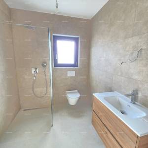 Dvosoban stan s vrtom u blizini mora. MEDULIN.