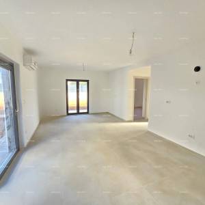 Dvosoban stan s vrtom u blizini mora. MEDULIN.