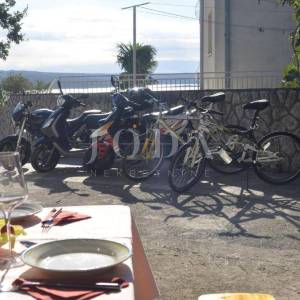 Ekskluzivna nekretnina u Crikvenici: 602 m², bazen, 7 apartmana, 250 m od mora