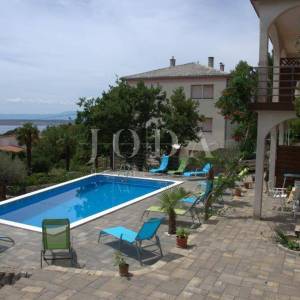 Ekskluzivna nekretnina u Crikvenici: 602 m², bazen, 7 apartmana, 250 m od mora