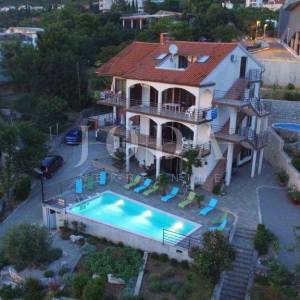 Ekskluzivna nekretnina u Crikvenici: 602 m², bazen, 7 apartmana, 250 m od mora