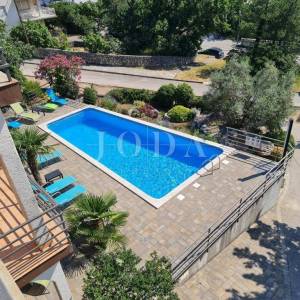 Ekskluzivna nekretnina u Crikvenici: 602 m², bazen, 7 apartmana, 250 m od mora