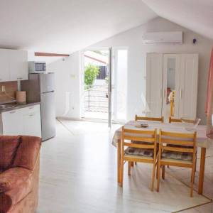 Ekskluzivna nekretnina u Crikvenici: 602 m², bazen, 7 apartmana, 250 m od mora