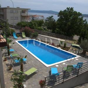 Ekskluzivna nekretnina u Crikvenici: 602 m², bazen, 7 apartmana, 250 m od mora