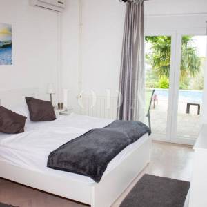 Ekskluzivna nekretnina u Crikvenici: 602 m², bazen, 7 apartmana, 250 m od mora