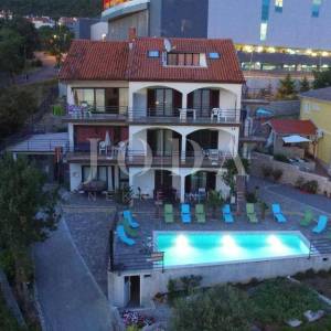 Ekskluzivna nekretnina u Crikvenici: 602 m², bazen, 7 apartmana, 250 m od mora