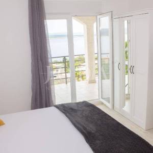 Ekskluzivna nekretnina u Crikvenici: 602 m², bazen, 7 apartmana, 250 m od mora