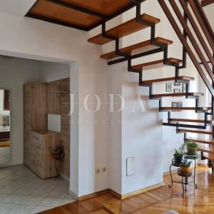 Ekskluzivna nekretnina u Crikvenici: 602 m², bazen, 7 apartmana, 250 m od mora