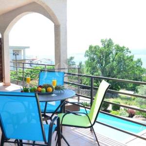 Ekskluzivna nekretnina u Crikvenici: 602 m², bazen, 7 apartmana, 250 m od mora